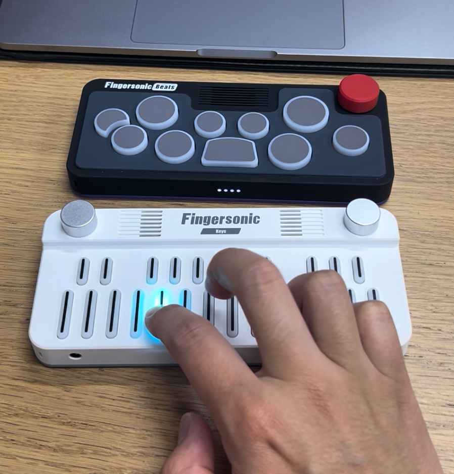 Fingersonic Beats and Keys playing Jerk It Out intro