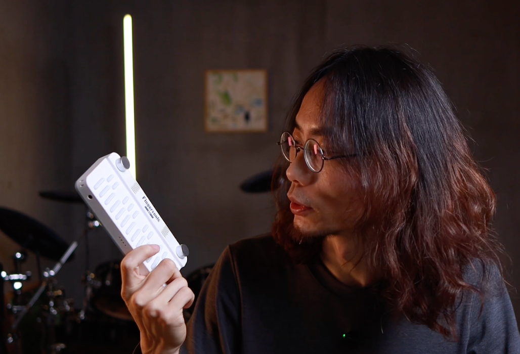 Fingersonic Keys full review showcasing portable MIDI keyboard features, built-in speaker, headphone support, and sampling function